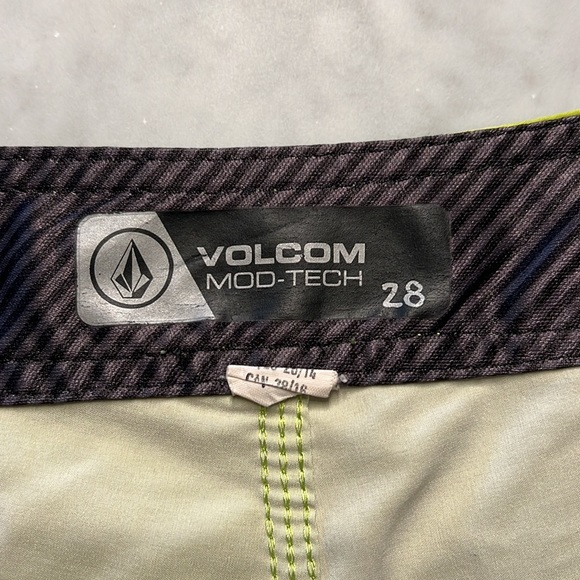 Volcom Mod Tech Shorts. Size 28. Neon yellow/green. Quick dry - Picture 7 of 8